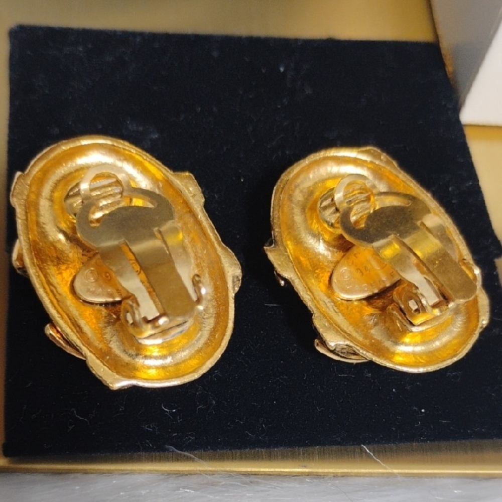 SALE! Authentic Chanel 1994 CC Coco Mark Oval Gold Plated Clip-On Earrings W Box - Picture 6 of 16